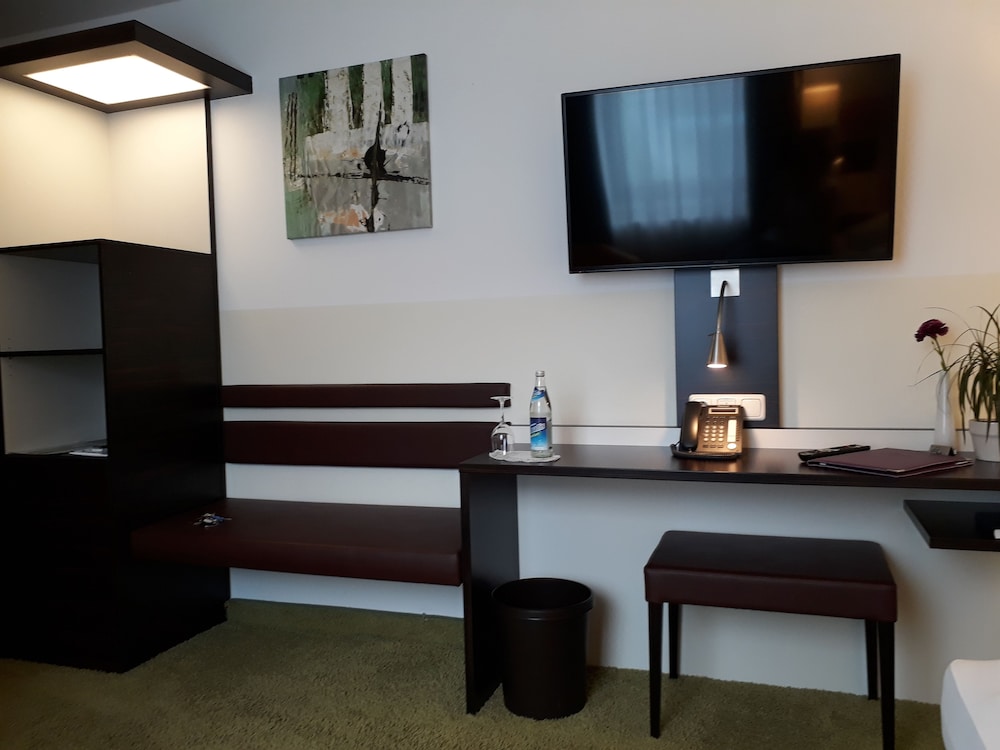 Hotel Arooma 40/47