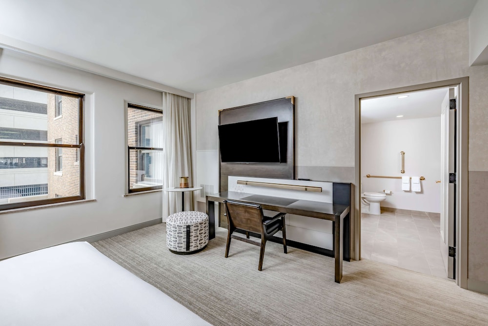 Hotel Fort Des Moines, Curio Collection by Hilton 47/81