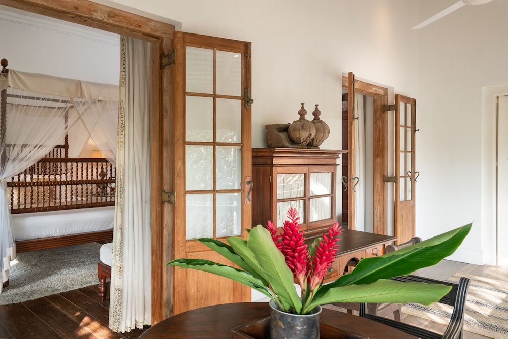Taru Villas Rampart Street 32/50
