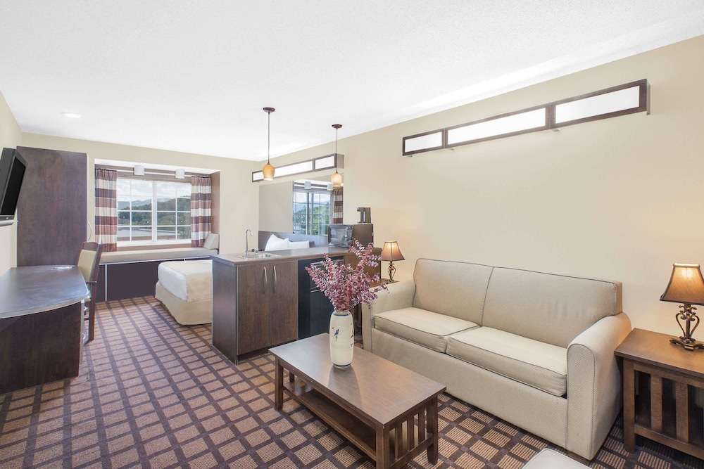 Microtel Inn & Suites by Wyndham Franklin 13/17