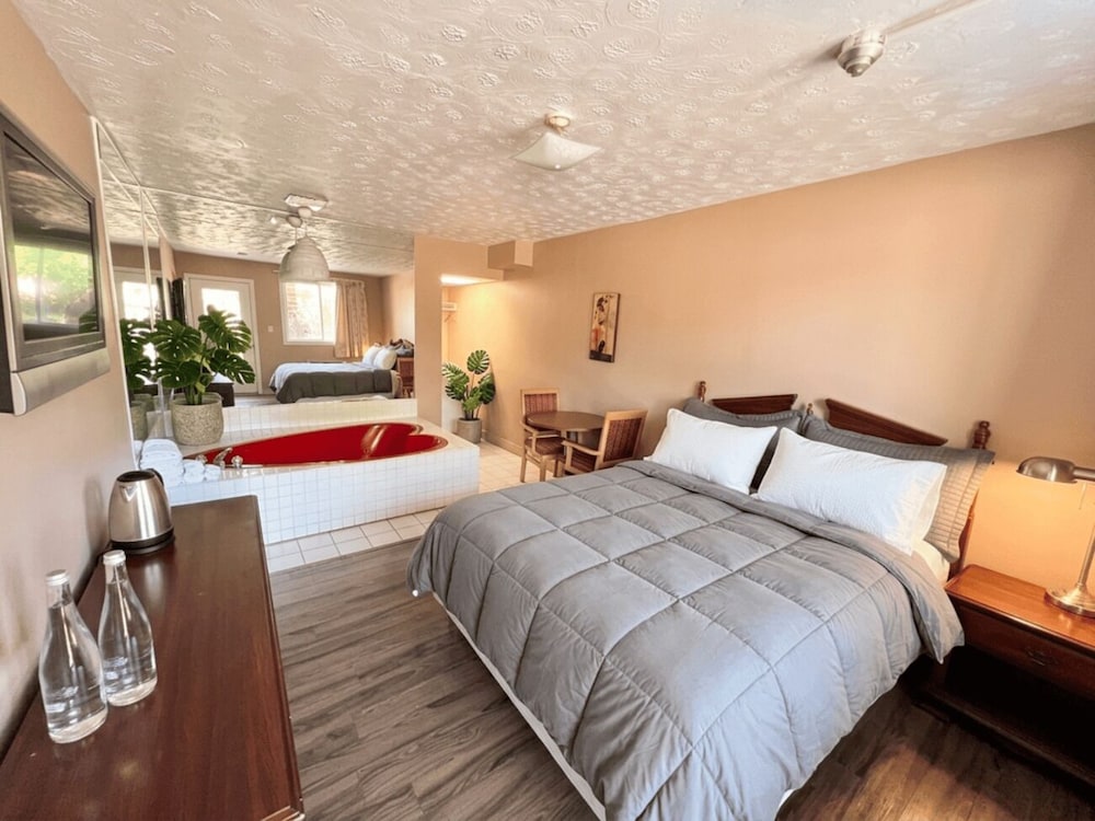 ROMANTIC, STUDIO, SUITE, QUEEN BED, HOT TUB