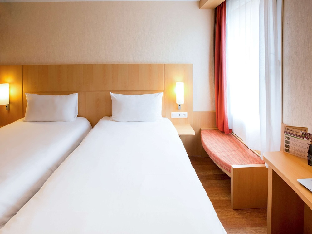 IBIS CHERBOURG LA GLACERIE 20/77