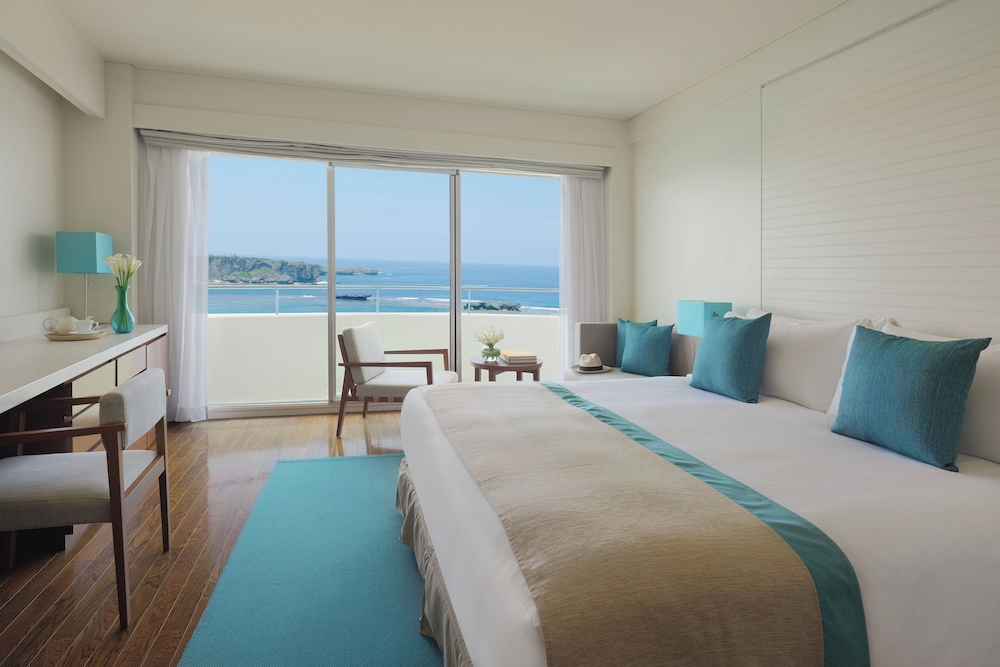 غرفة كلاسيكية بسرير كينج بإطلالة على البحر مع دخول صالة النادي في الطابق العلوي، Ana Intercontinental Manza Beach Resort 4/9