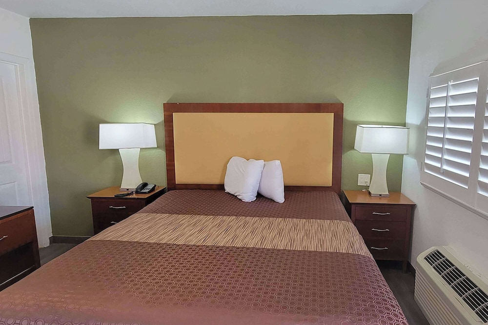 Super 8 by Wyndham El Centro North 16/29