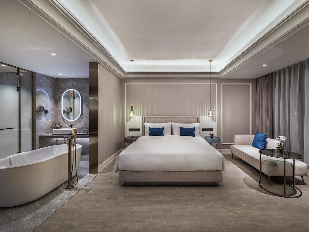 EXECUTIVE, KING BED