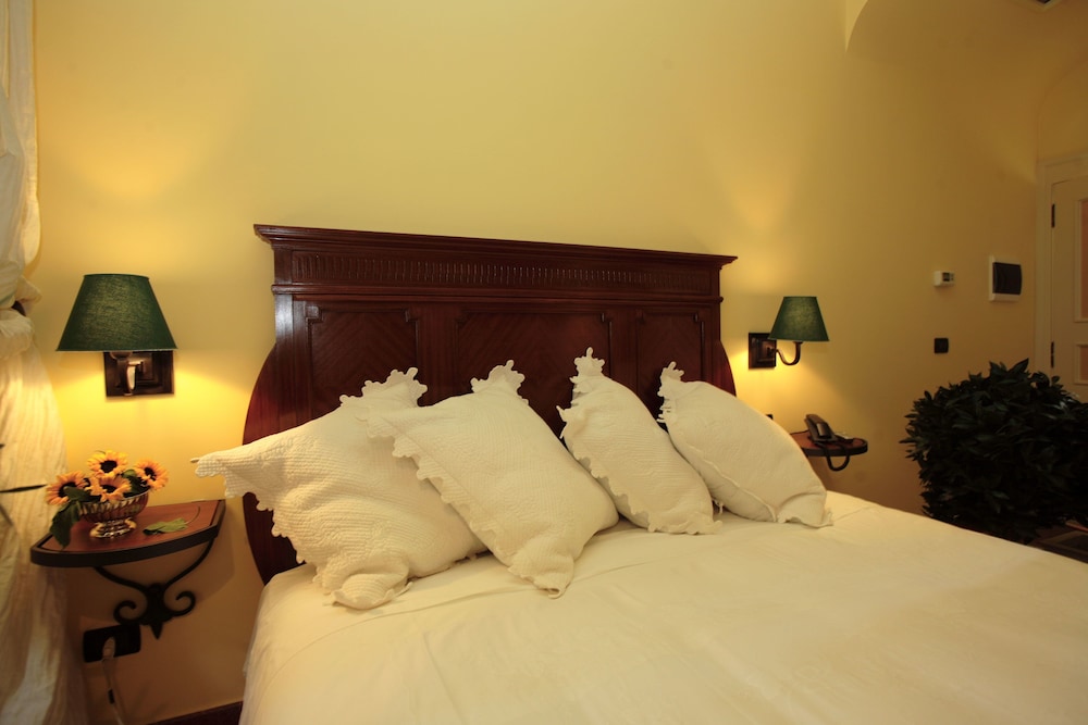 SUPERIOR, QUEEN BED, BALCONY