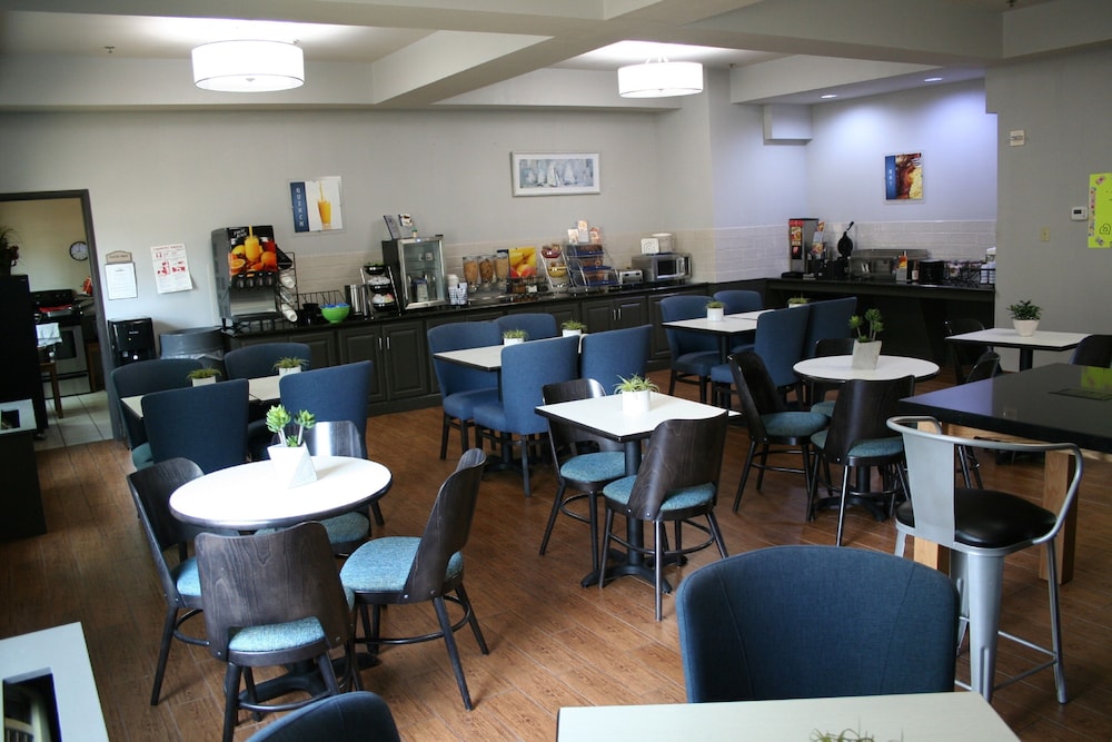 Best Western Plus Lake Dallas Inn & Suites 20/27