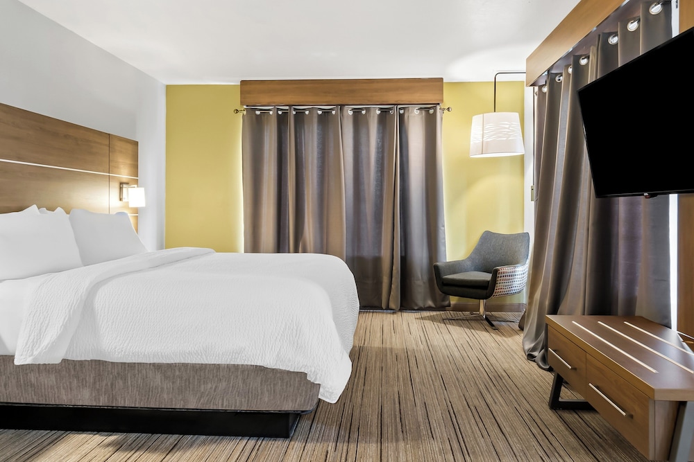 Standard, King Bed, Holiday Inn Express Hotel And Suites Marion 7/10