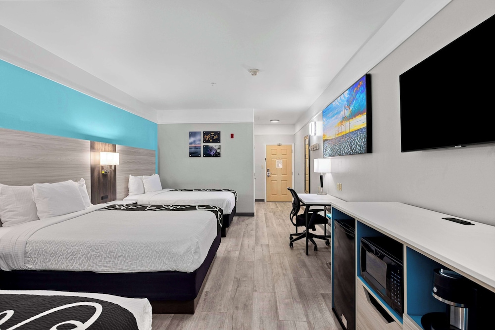 غرفة عائلية ثلاثية بسريرين كوين، La Quinta Inn Suites Raymondville 2/10