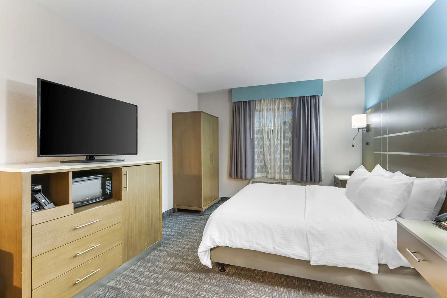 Suite, King Bed, Sofa, Accessible