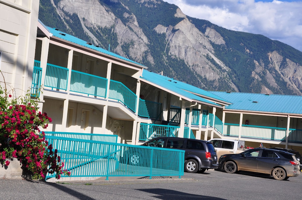 Canadas Best Value Inn Mile 0 3/10