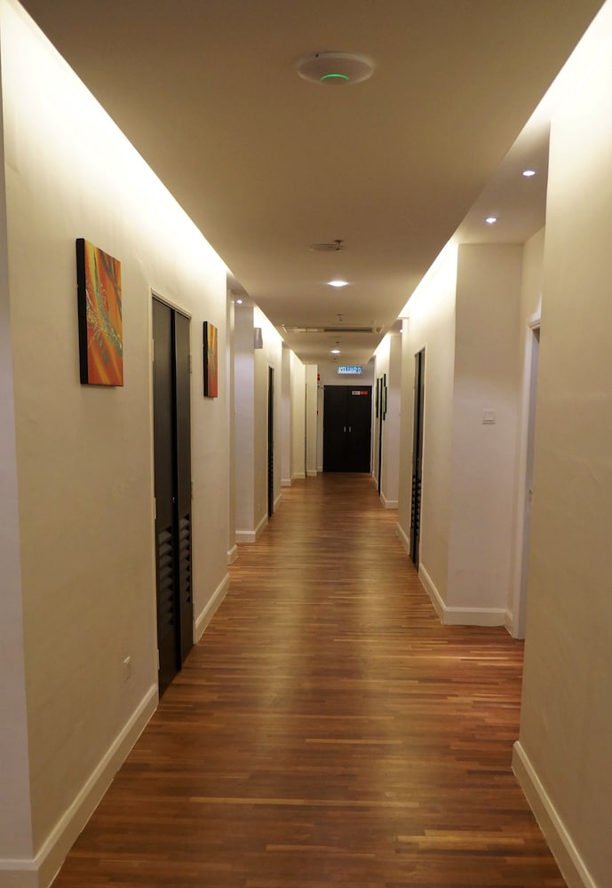 PINE GARDEN HOTEL 30/37