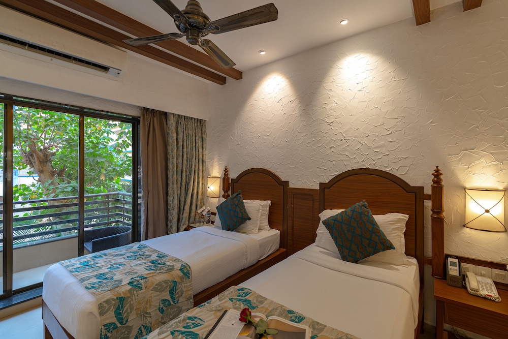 DELUXE, DOUBLE OR TWIN BED