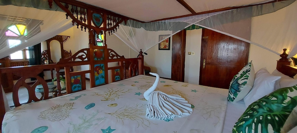 TAUSI PALACE HOTEL 10/90