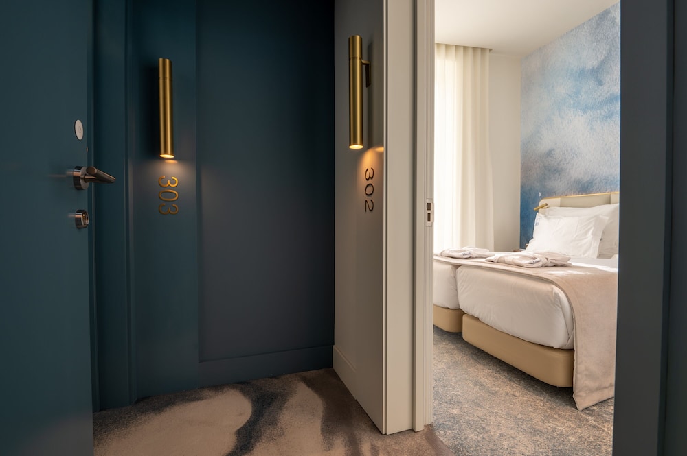 FAMILY, DOUBLE OR TWIN BED, CITY VIEW