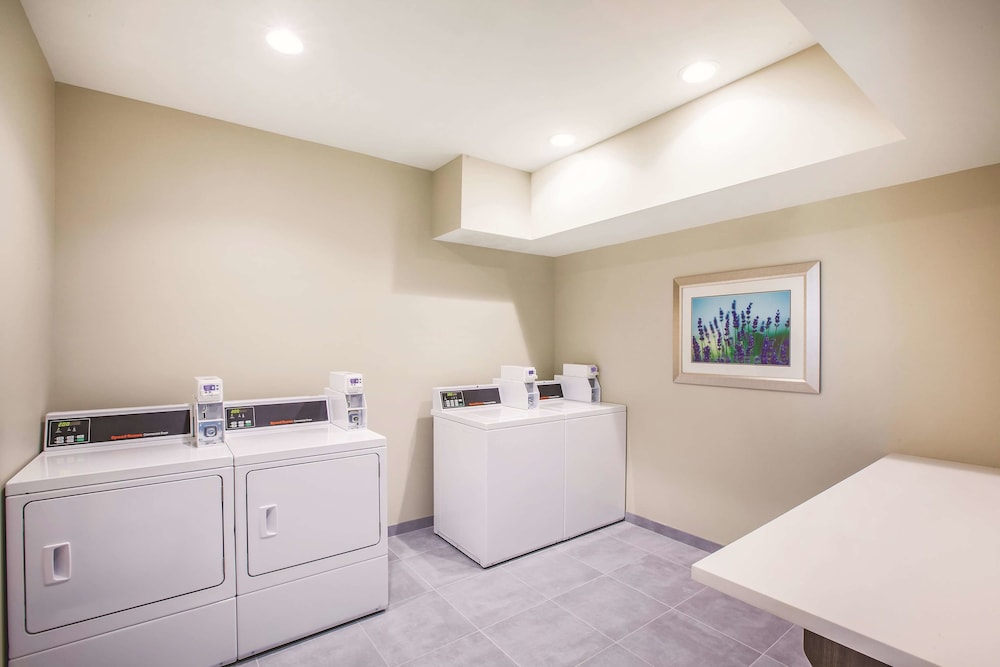 La Quinta Inn And Suites By Wyndham Wichita Northeast 7/37