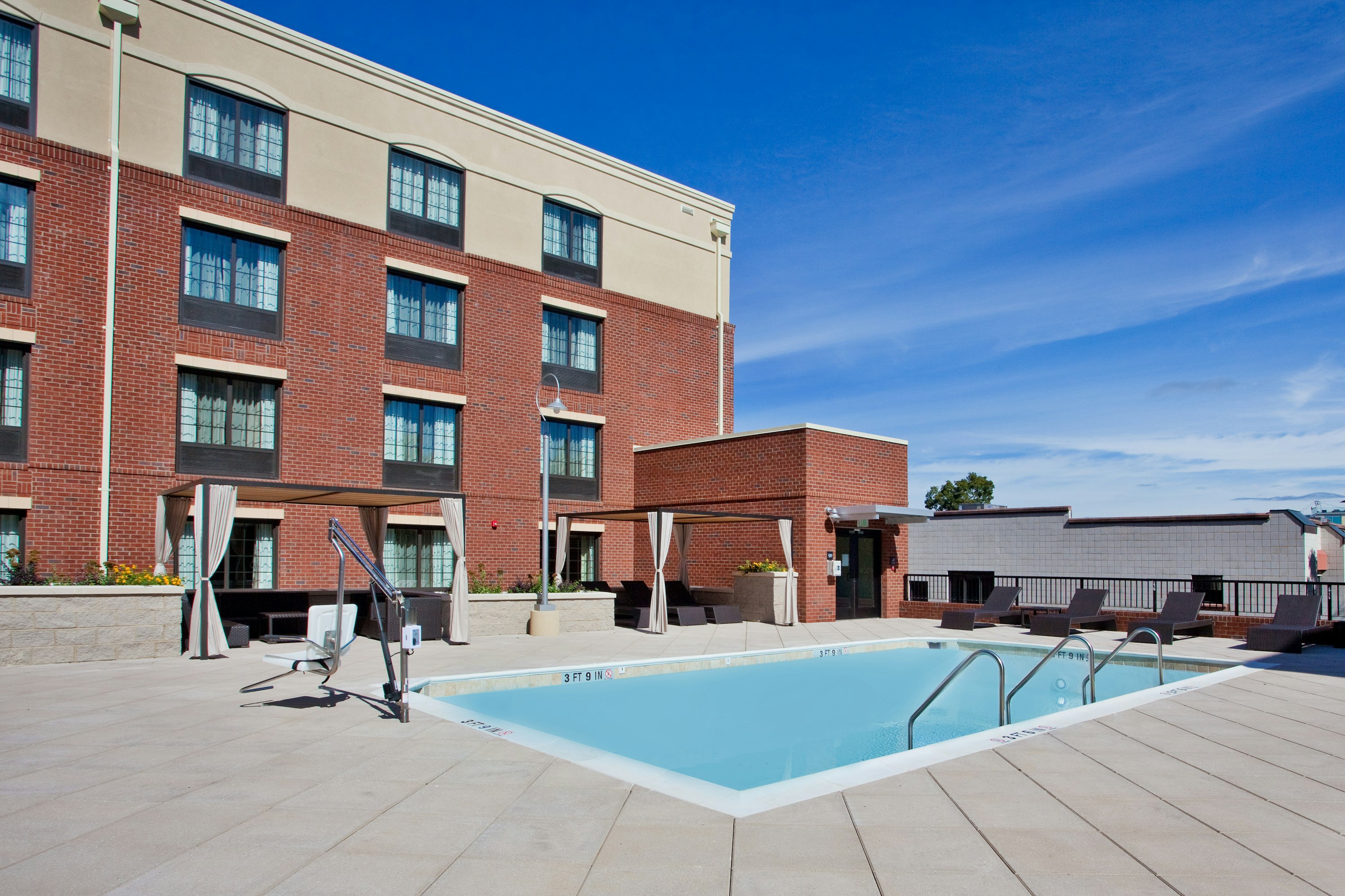 Hampton Inn & Suites Chapel Hill-Carrboro/Downtown 47/47