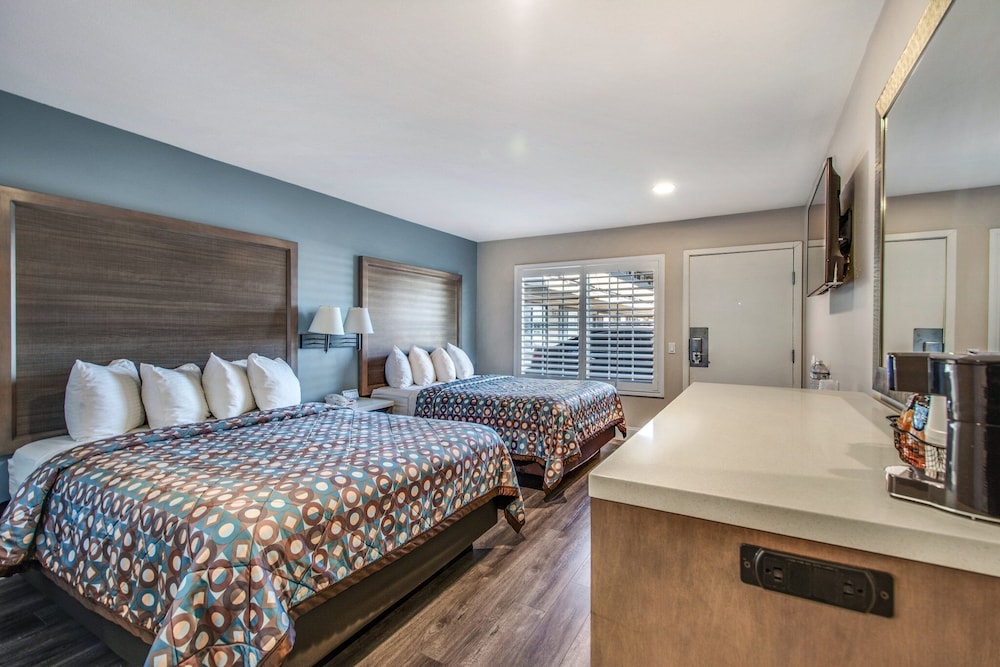 Hotel 414 Anaheim 24/66