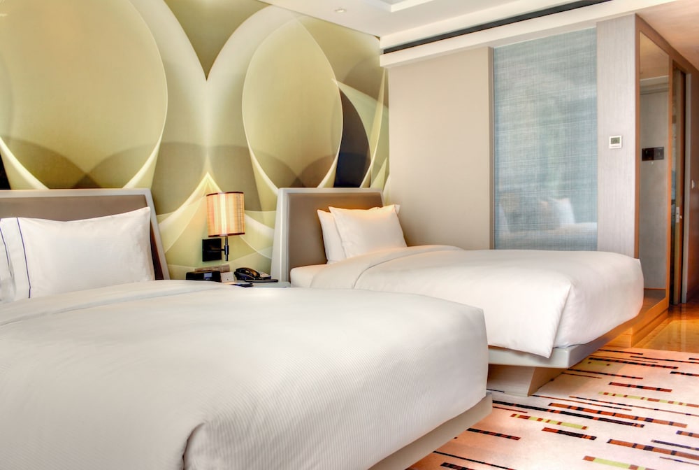 CONNECTING, FAMILY, 1 KING AND 1 SINGLE BEDS