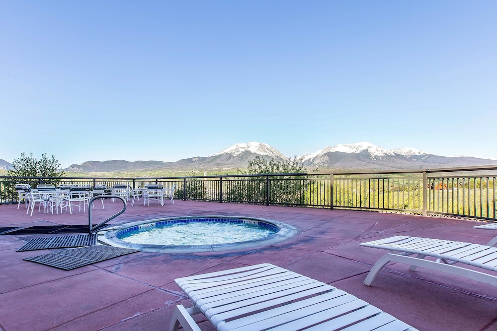 Comfort Suites Summit County Dillon, CO 3/37
