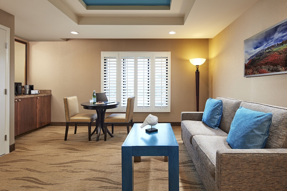 Empress Hotel of La Jolla 32/58