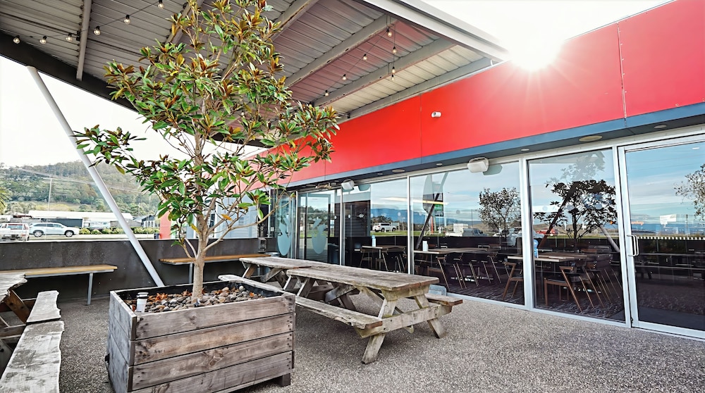 Foreshore Hotel 40/71
