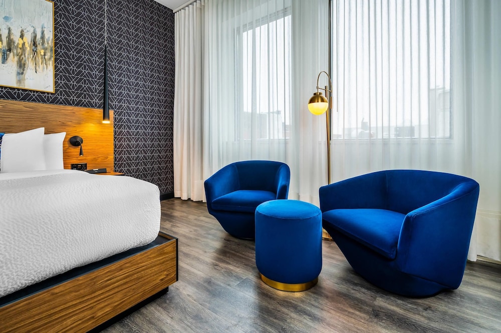 Upgrade, Suite, Queen Bed, Sofa, Hotel Royal William Ascend Hotel Collection 6/10