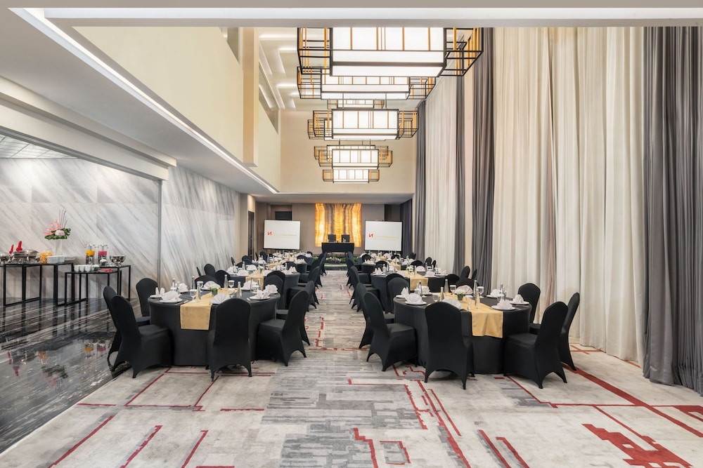 Grand Swiss-Belhotel Darmo 52/62