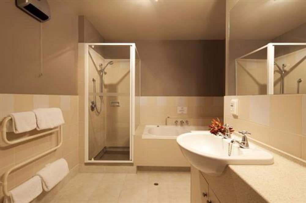 SPINNAKER BAY APARTMENTS 65/68