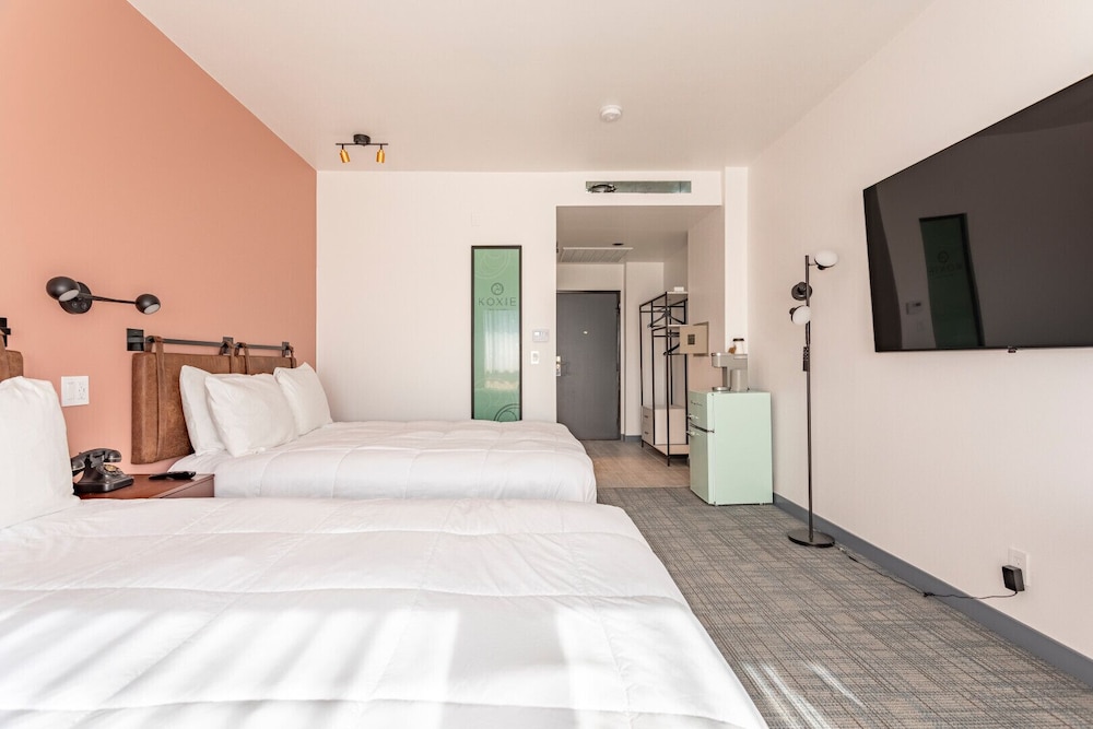 DELUXE, 2 QUEEN BEDS