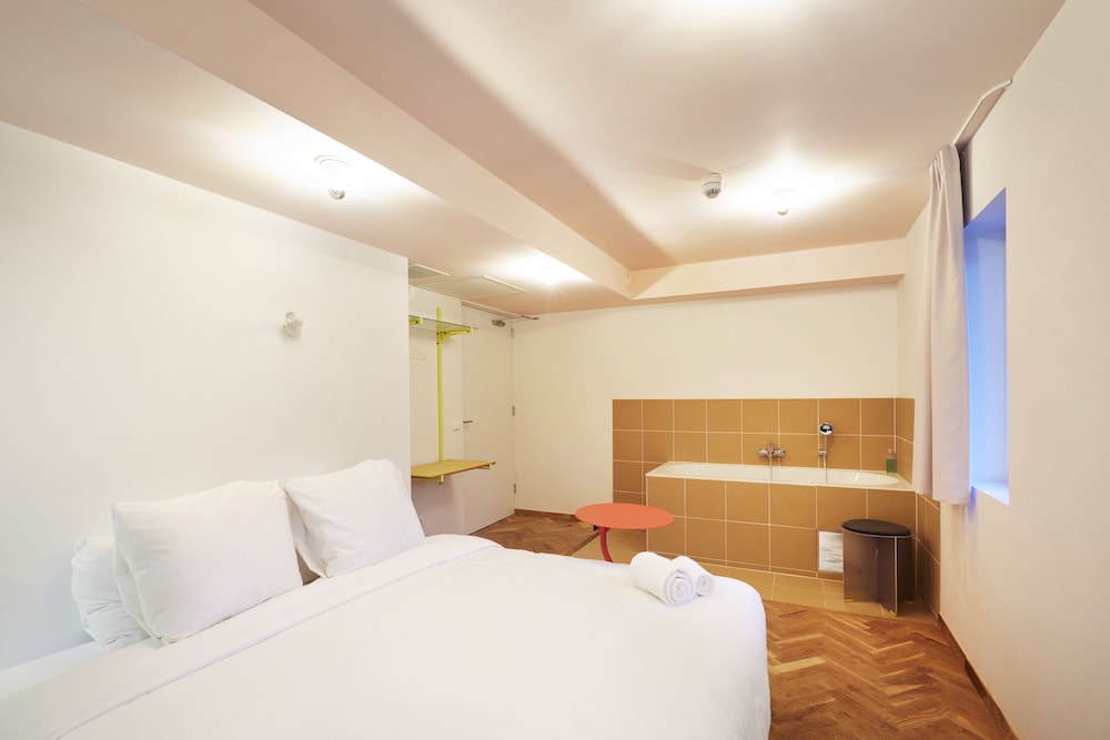 Secret, Queen Bed, Bathtub