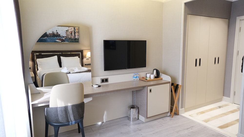 MQ Hotel Suites 46/60