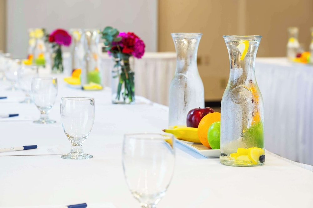 Allure Hotel & Conference Centre 18/50
