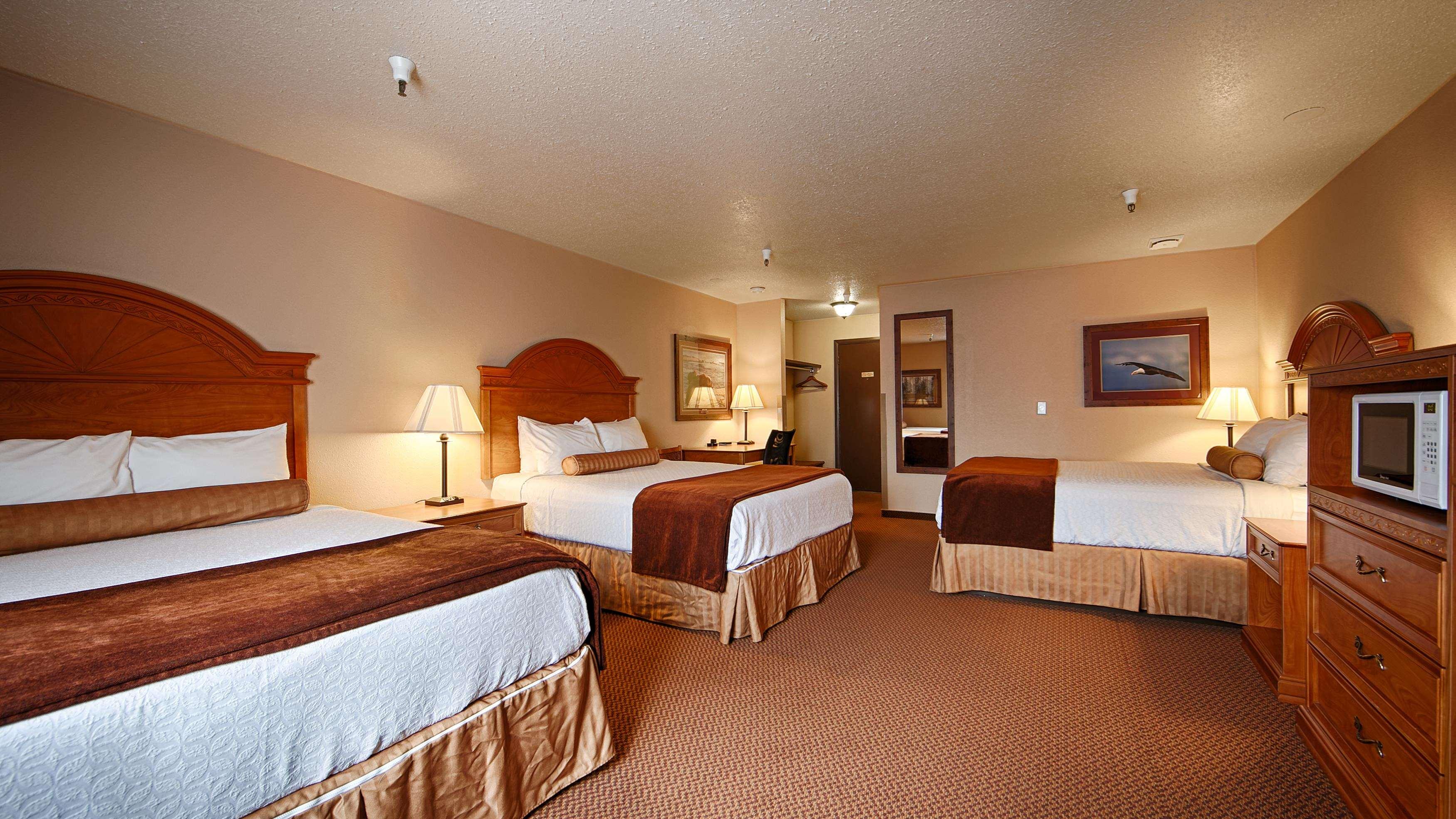Room, 3 Queen Beds, 2 Queen Beds