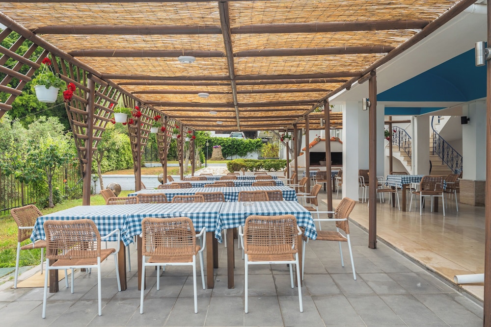 Kamari Beach Hotel 52/65