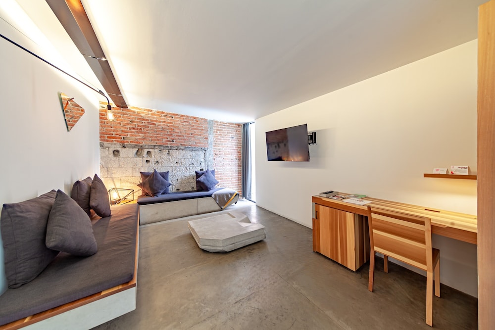 Carlota Hotel 36/50