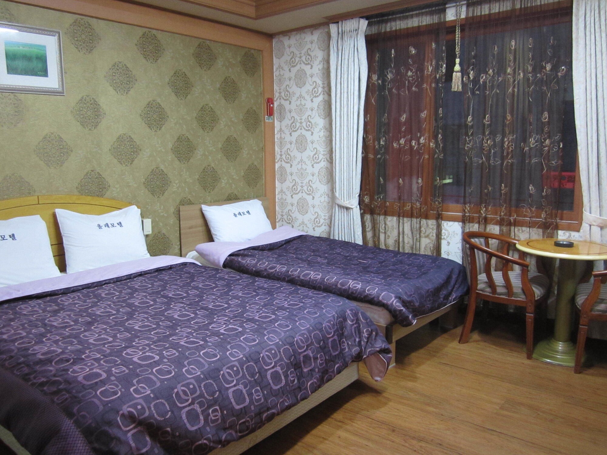 ROOM, TWIN BEDS
