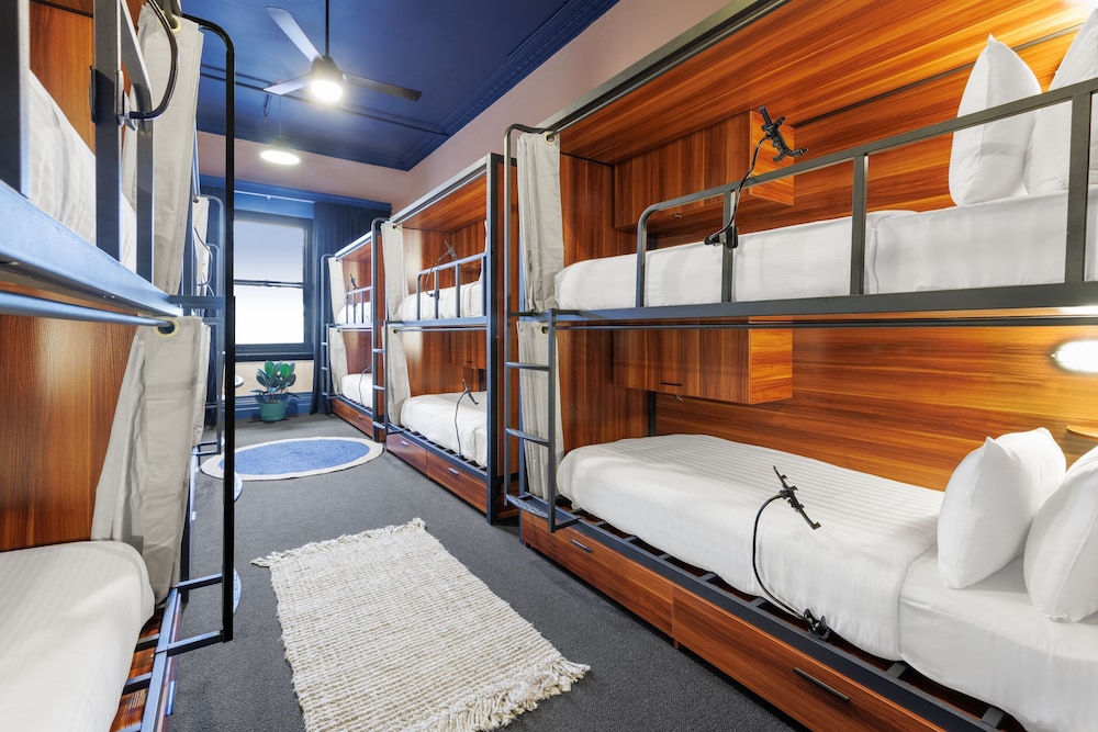 MIXED DORM, 12 BEDS