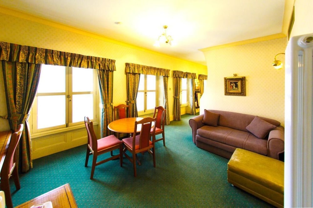 Three Queens Hotel 31/50