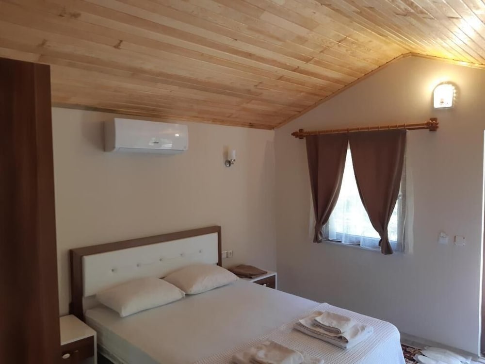 Secret Garden Bungalows & Tent Hotel 6/26