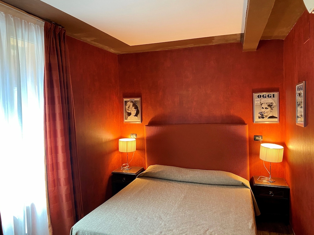 ROOM, SINGLE, DOUBLE BED