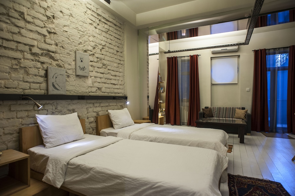 Peradays Hotel 9/48