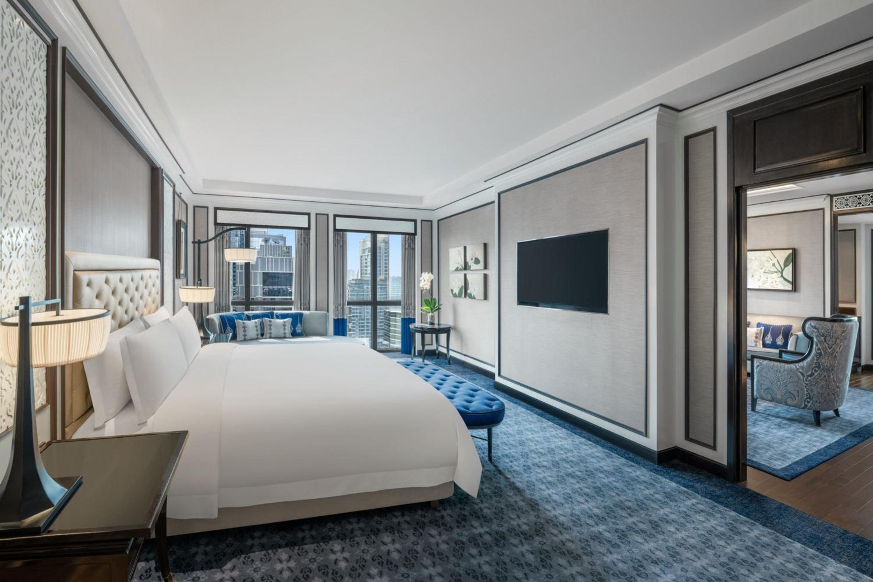 جناح ملكي كلوب بسرير كينج بإطلالة على المدينة مع دخول صالة النادي، THE ATHENEE HOTEL, A LUXURY COLLECTION HOTEL BANGKOK 5/7