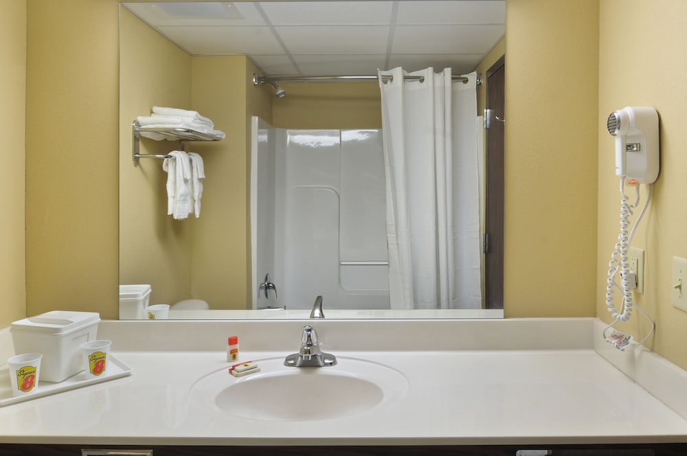 Quality Inn & Suites Monterey I-40 10/21
