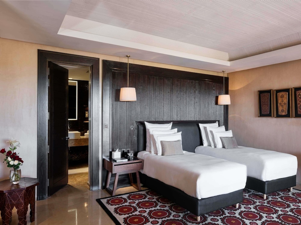 Junior Suite, King Bed, Atlas View