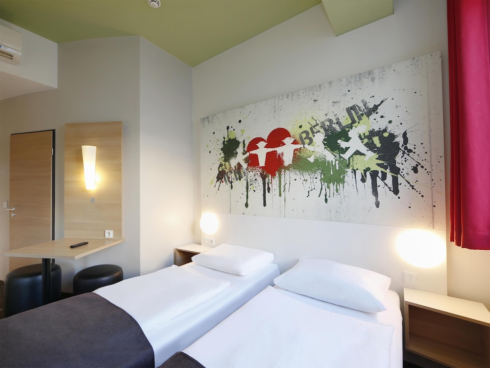 ROOM, TWIN BEDS