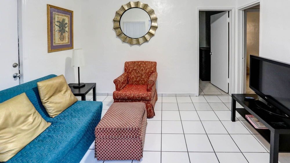 Richards Motel Courtyard 33/50