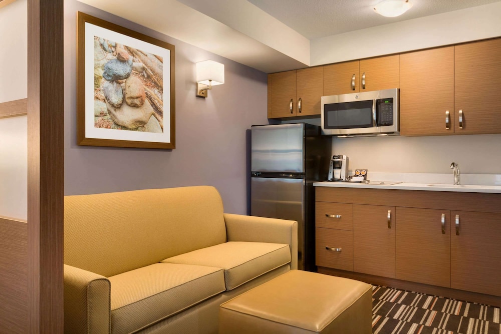 Microtel Inn & Suites by Wyndham Oyster Bay 37/56