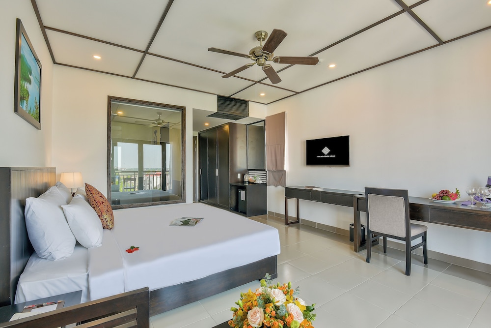 PREMIER, KING BED, CITY VIEW, BALCONY