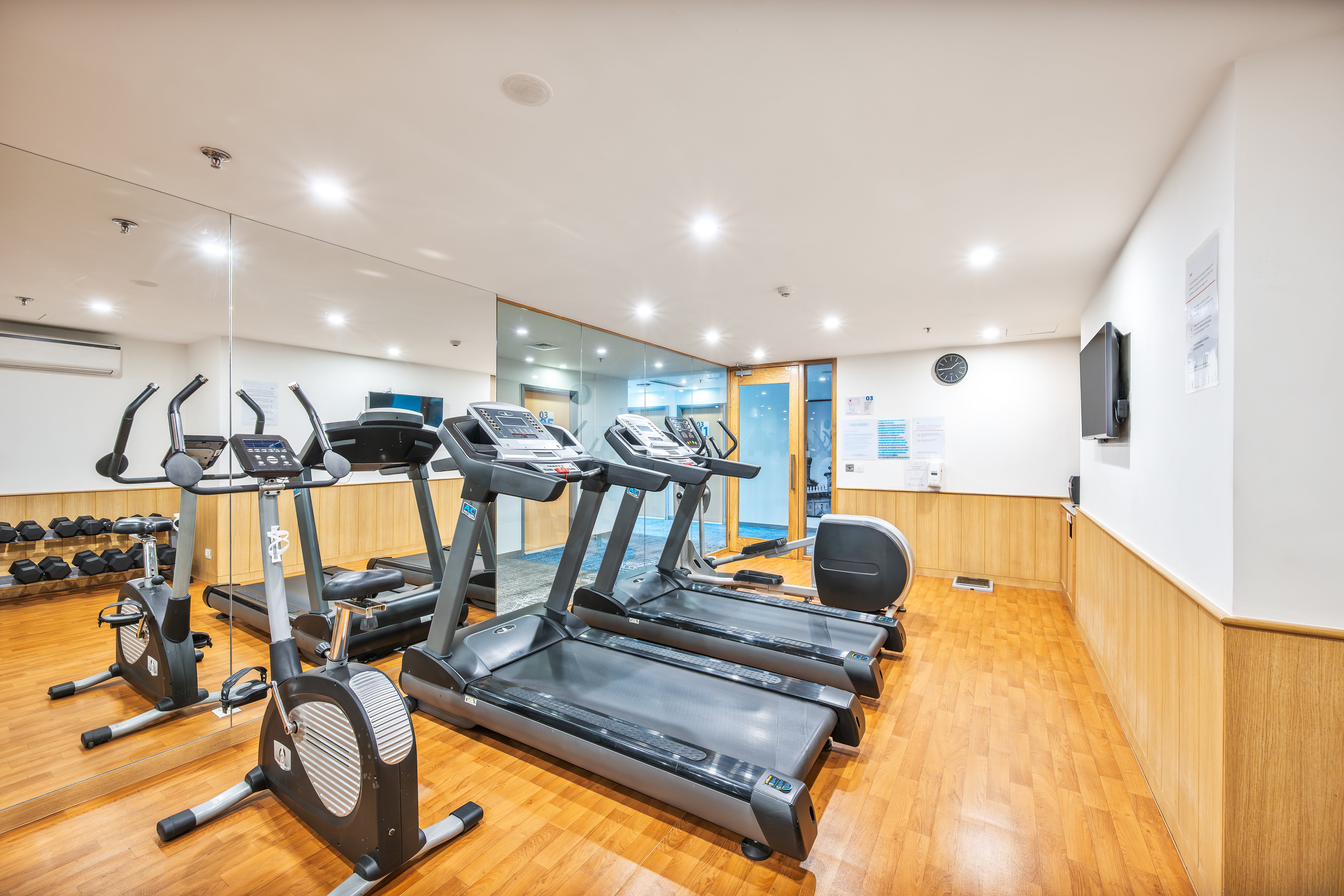Holiday Inn Express Hyderabad Banjara Hills 30/50
